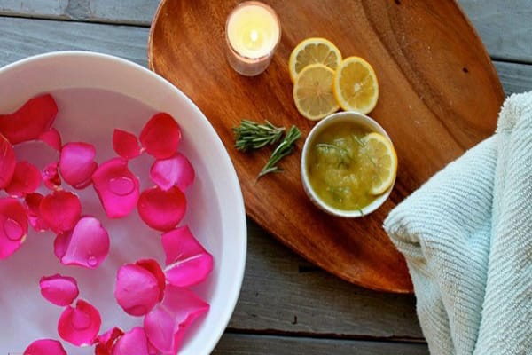 làm trắng da cổ và gáy bằng nước hoa hồng cùng chanh